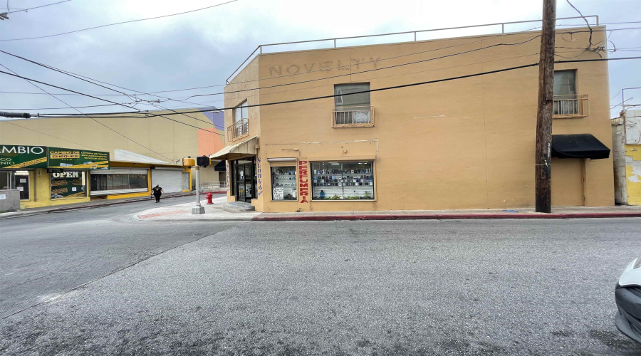 202 Salinas Ave, Laredo, Texas 78040-9999, 1 Room Rooms,4 BathroomsBathrooms,Commercial retail/office,For Sale,202 Salinas Ave,20260117