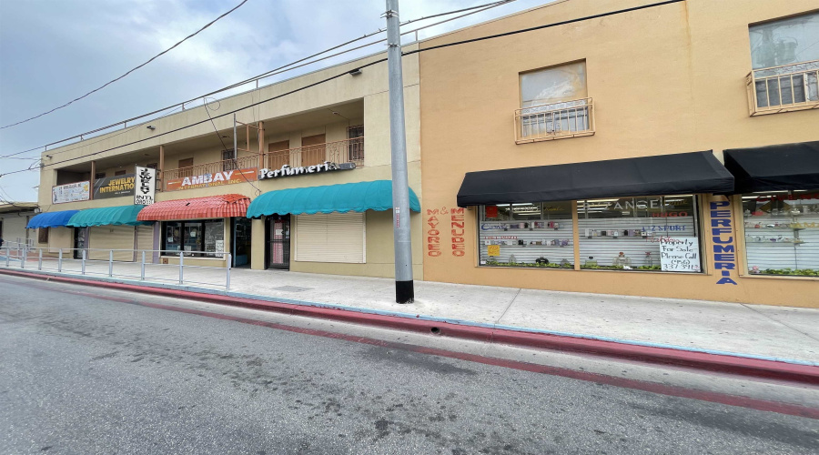 202 Salinas Ave, Laredo, Texas 78040-9999, 1 Room Rooms,4 BathroomsBathrooms,Commercial retail/office,For Sale,202 Salinas Ave,20260117