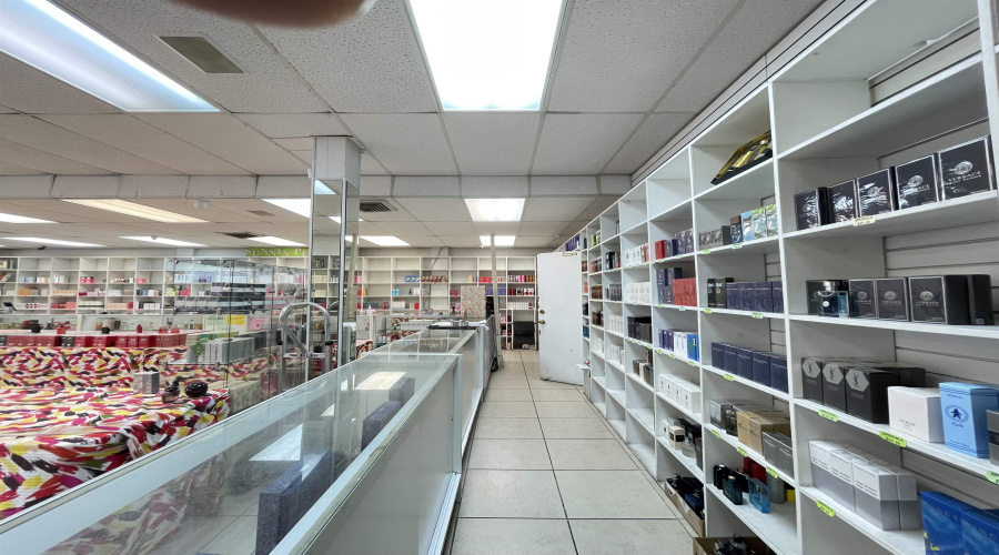 202 Salinas Ave, Laredo, Texas 78040-9999, 1 Room Rooms,4 BathroomsBathrooms,Commercial retail/office,For Sale,202 Salinas Ave,20260117