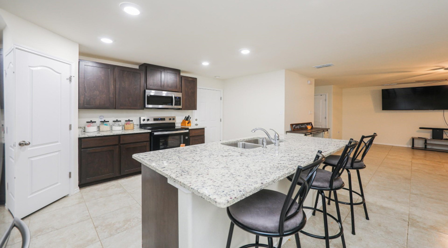 5618 Lone Star Loop, Laredo, Texas 78046, 3 Bedrooms Bedrooms, 6 Rooms Rooms,2 BathroomsBathrooms,Residential,For Sale,5618 Lone Star Loop,20260123