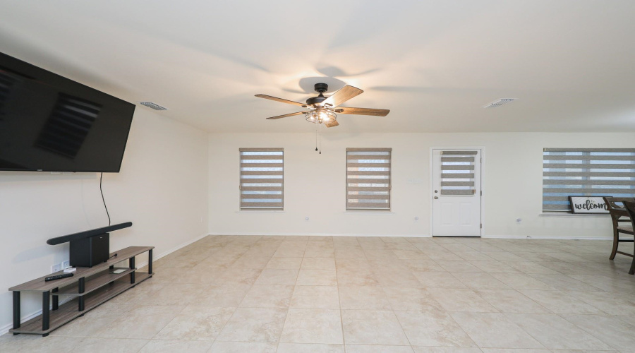 5618 Lone Star Loop, Laredo, Texas 78046, 3 Bedrooms Bedrooms, 6 Rooms Rooms,2 BathroomsBathrooms,Residential,For Sale,5618 Lone Star Loop,20260123