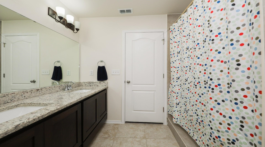 5618 Lone Star Loop, Laredo, Texas 78046, 3 Bedrooms Bedrooms, 6 Rooms Rooms,2 BathroomsBathrooms,Residential,For Sale,5618 Lone Star Loop,20260123