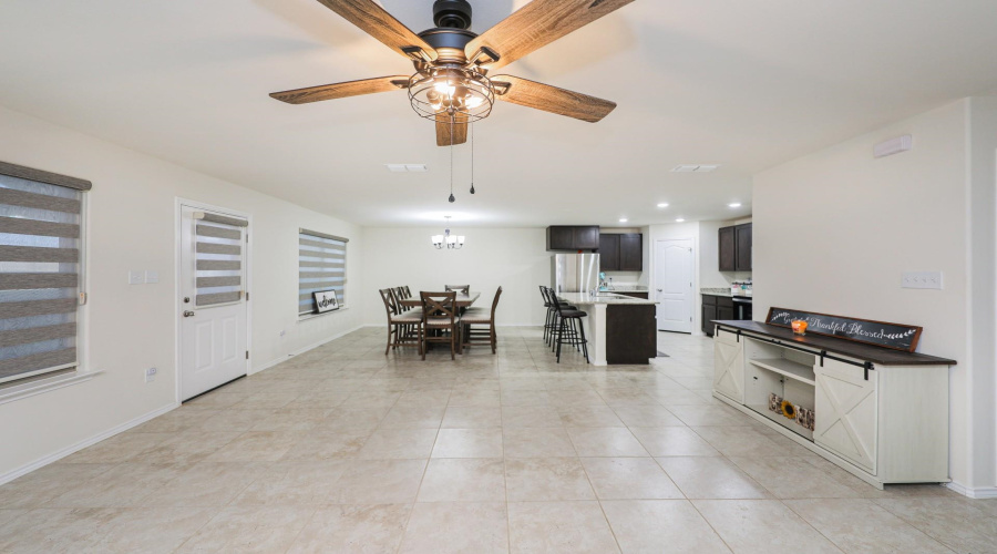 5618 Lone Star Loop, Laredo, Texas 78046, 3 Bedrooms Bedrooms, 6 Rooms Rooms,2 BathroomsBathrooms,Residential,For Sale,5618 Lone Star Loop,20260123