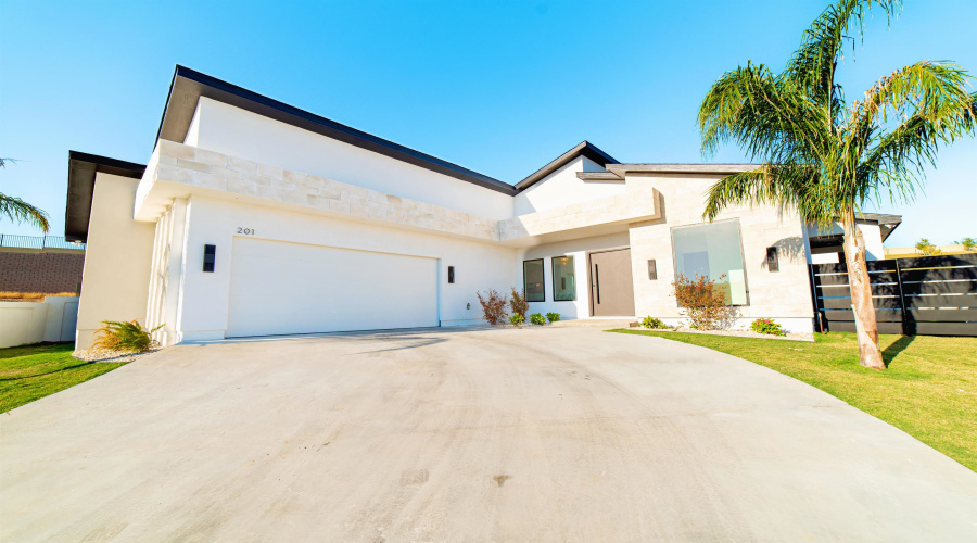 201 Sorella Loop, Laredo, Texas 78045, 3 Bedrooms Bedrooms, 4 Rooms Rooms,2 BathroomsBathrooms,Residential,For Sale,201 Sorella Loop,20260128