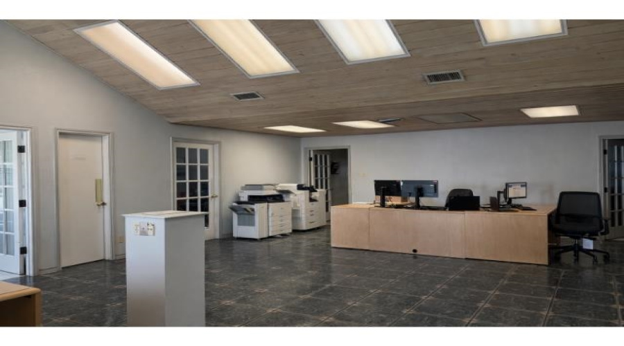 14202 Business Ave, Laredo, Texas 78045, 1 Bedroom Bedrooms, 11 Rooms Rooms,2 BathroomsBathrooms,Commercial/industrial,For Rent,14202 Business Ave,20260125