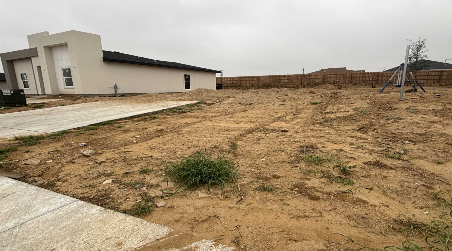 116 Mi Ranchito St., LAREDO, Texas 78046, 2 Bedrooms Bedrooms, 3 Rooms Rooms,1 BathroomBathrooms,Residential,For Sale,116 Mi Ranchito St.,20260131