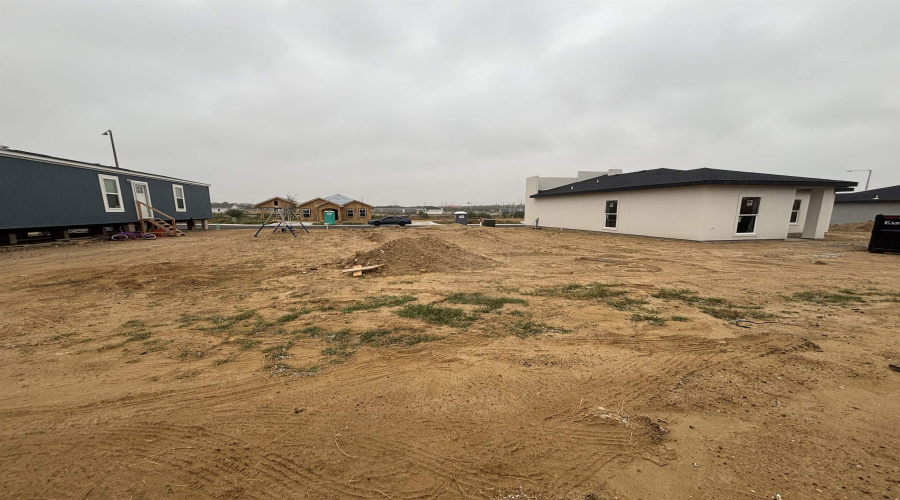 116 Mi Ranchito St., LAREDO, Texas 78046, 2 Bedrooms Bedrooms, 3 Rooms Rooms,1 BathroomBathrooms,Residential,For Sale,116 Mi Ranchito St.,20260131