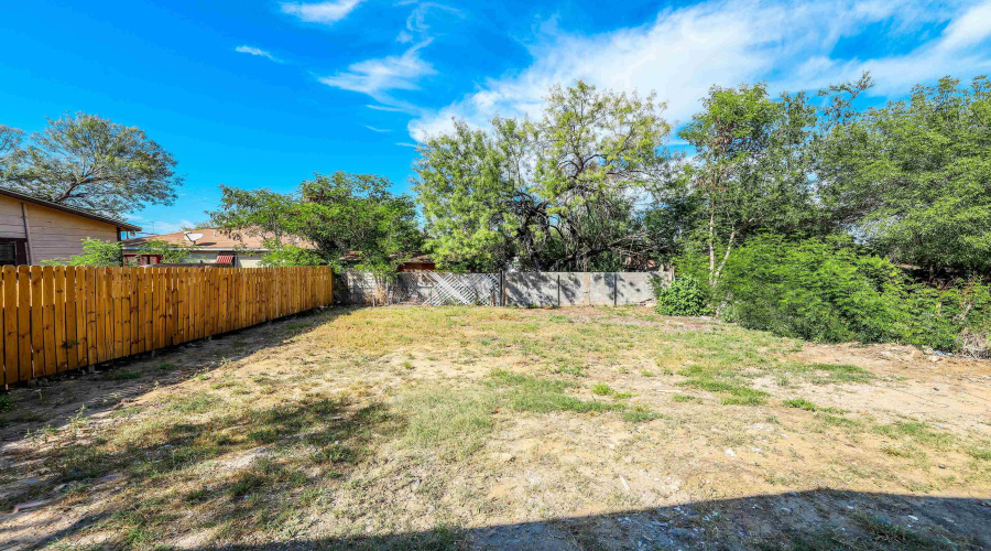 904 E Montgomery St, LARED0, Texas 78040, 4 Bedrooms Bedrooms, 7 Rooms Rooms,2 BathroomsBathrooms,Residential,For Sale,904 E Montgomery St,20260139