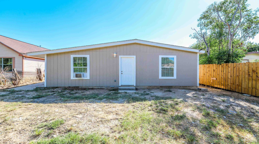 904 E Montgomery St, LARED0, Texas 78040, 4 Bedrooms Bedrooms, 7 Rooms Rooms,2 BathroomsBathrooms,Residential,For Sale,904 E Montgomery St,20260139