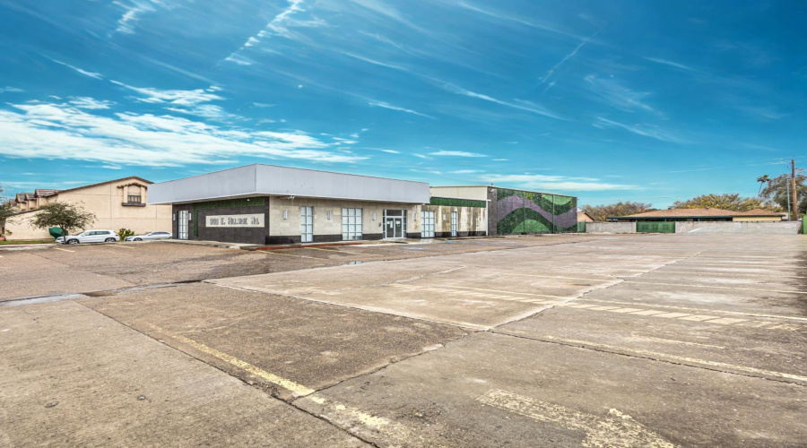 900 Hillside Rd, LAREDO, Texas 78041, 21 Rooms Rooms,2 BathroomsBathrooms,Commercial retail/office,For Rent,900 Hillside Rd,20260158