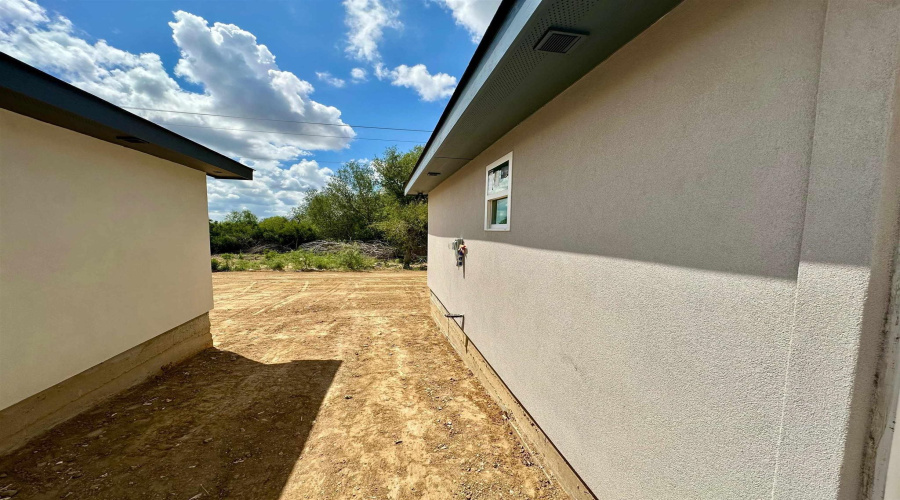 5003 Carambola Ln., LAREDO, Texas 78046, 3 Bedrooms Bedrooms, 5 Rooms Rooms,2 BathroomsBathrooms,Residential,For Sale,5003 Carambola Ln.,20260169