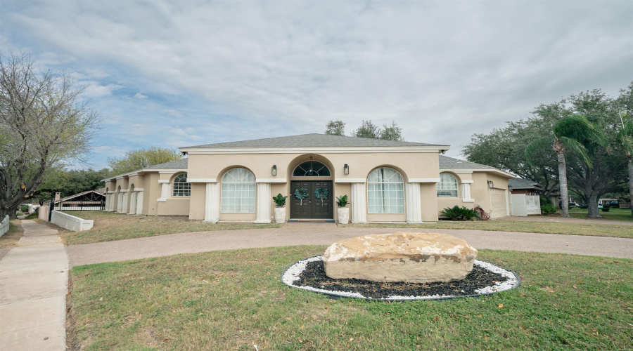 1502 White Tail Ln, Laredo, Texas 78043, 3 Bedrooms Bedrooms, 7 Rooms Rooms,2 BathroomsBathrooms,Residential,For Sale,1502 White Tail Ln,20260191