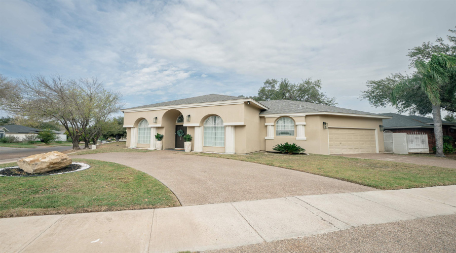1502 White Tail Ln, Laredo, Texas 78043, 3 Bedrooms Bedrooms, 7 Rooms Rooms,2 BathroomsBathrooms,Residential,For Sale,1502 White Tail Ln,20260191
