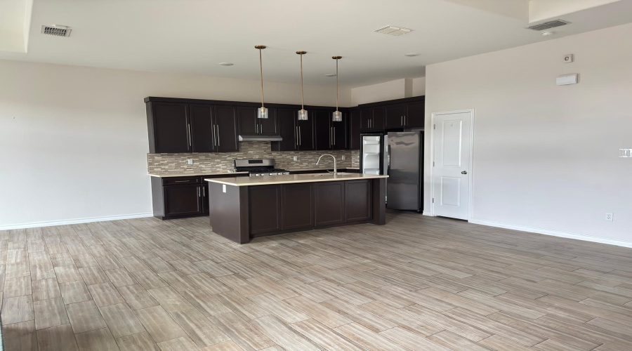 6002 Amir Dr., Laredo, Texas 78041, 4 Bedrooms Bedrooms, 5 Rooms Rooms,2 BathroomsBathrooms,Residential,For Rent,6002 Amir Dr.,20260212