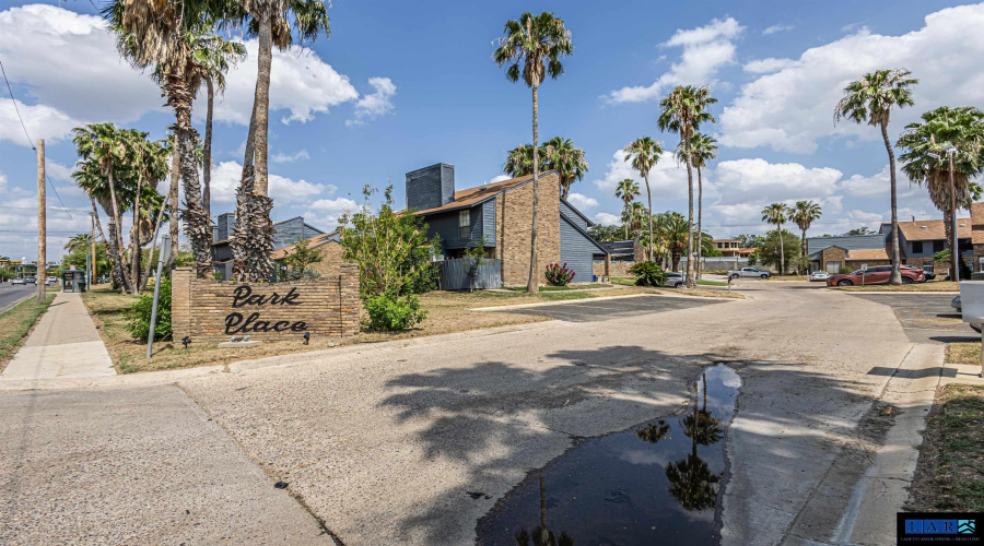 201 E Del Mar Blvd, Laredo, Texas 78041, 2 Bedrooms Bedrooms, 5 Rooms Rooms,2 BathroomsBathrooms,Residential,For Sale,201 E Del Mar Blvd,20260217