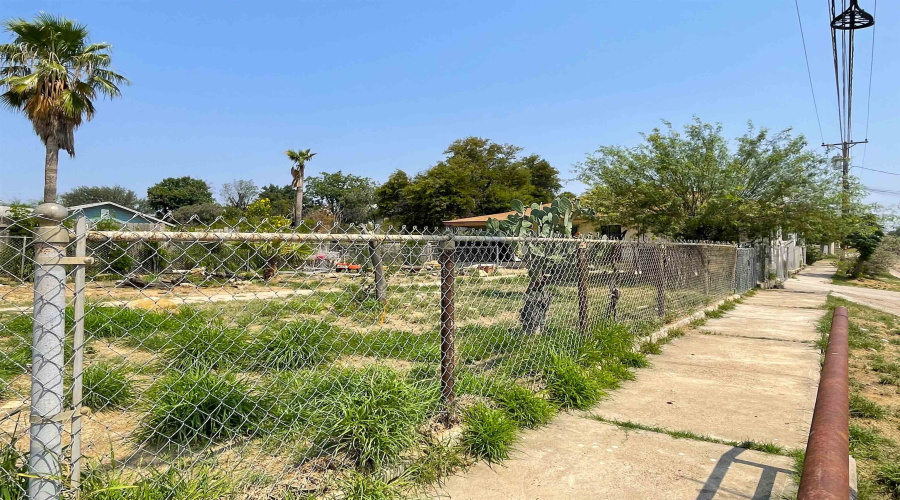 720 Clark Blvd, Laredo, Texas 78045, 4 Bedrooms Bedrooms, 6 Rooms Rooms,1 BathroomBathrooms,Residential,For Sale,720 Clark Blvd,20242129