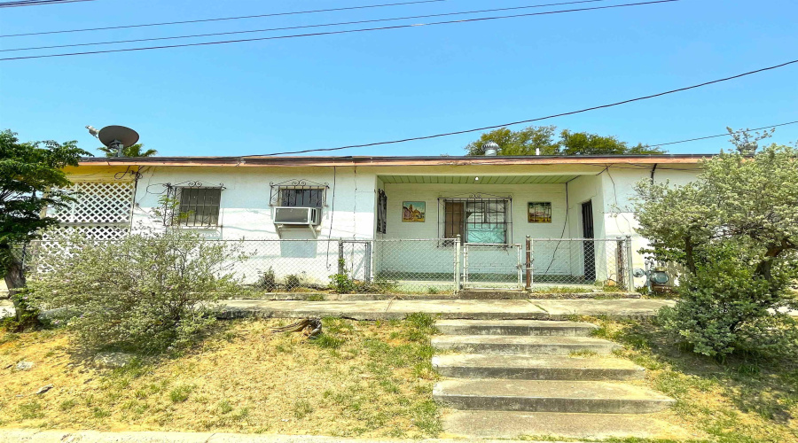 720 Clark Blvd, Laredo, Texas 78045, 4 Bedrooms Bedrooms, 6 Rooms Rooms,1 BathroomBathrooms,Residential,For Sale,720 Clark Blvd,20242129