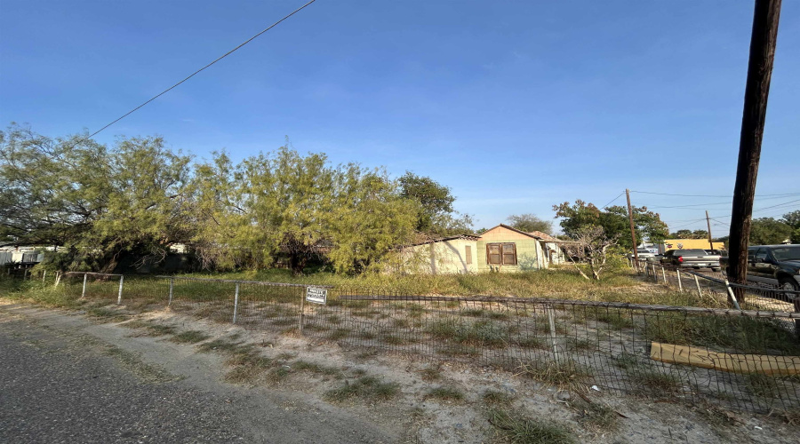 1912 Garza St, Laredo, Texas 78040, 2 Bedrooms Bedrooms, 4 Rooms Rooms,1 BathroomBathrooms,Residential,For Sale,1912 Garza St,20260219