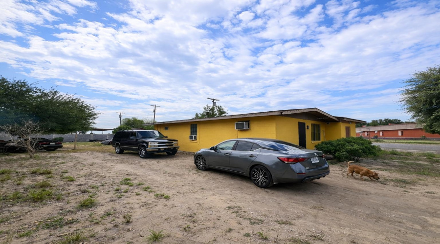 509 B Glenn St, Zapata, Texas 78076, 3 Bedrooms Bedrooms, 5 Rooms Rooms,1 BathroomBathrooms,Residential,For Sale,509 B Glenn St,20260237