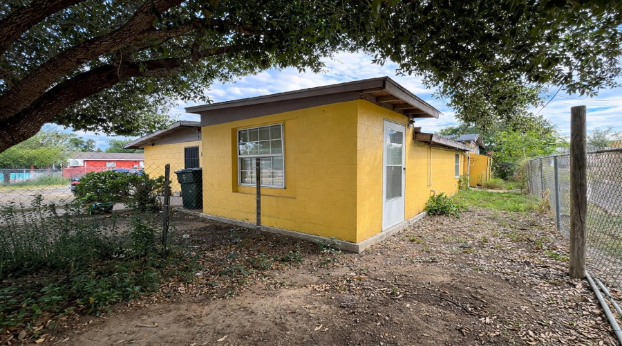 509 B Glenn St, Zapata, Texas 78076, 3 Bedrooms Bedrooms, 5 Rooms Rooms,1 BathroomBathrooms,Residential,For Sale,509 B Glenn St,20260237