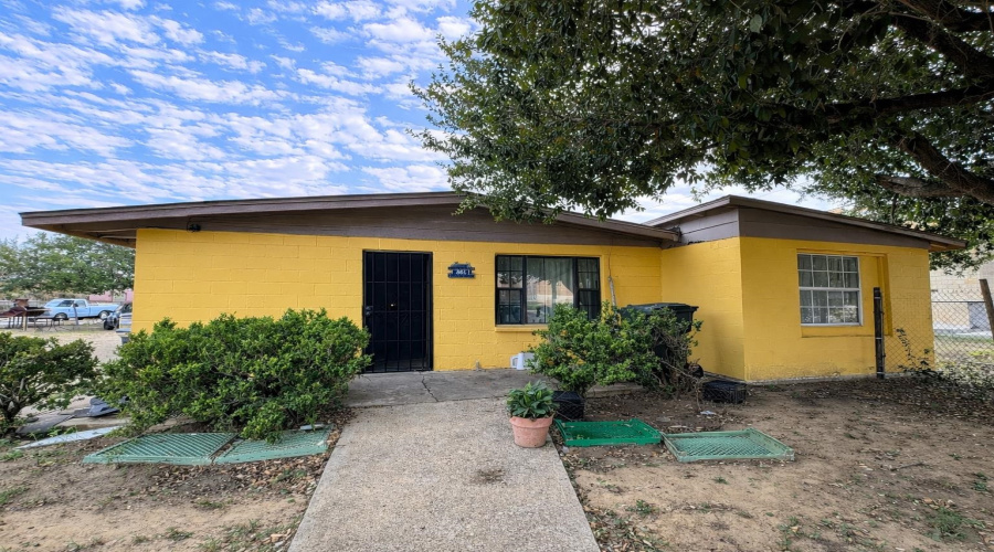 509 B Glenn St, Zapata, Texas 78076, 3 Bedrooms Bedrooms, 5 Rooms Rooms,1 BathroomBathrooms,Residential,For Sale,509 B Glenn St,20260237