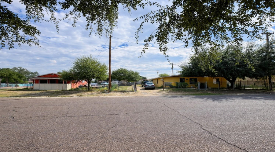 509 B Glenn St, Zapata, Texas 78076, 3 Bedrooms Bedrooms, 5 Rooms Rooms,1 BathroomBathrooms,Residential,For Sale,509 B Glenn St,20260237