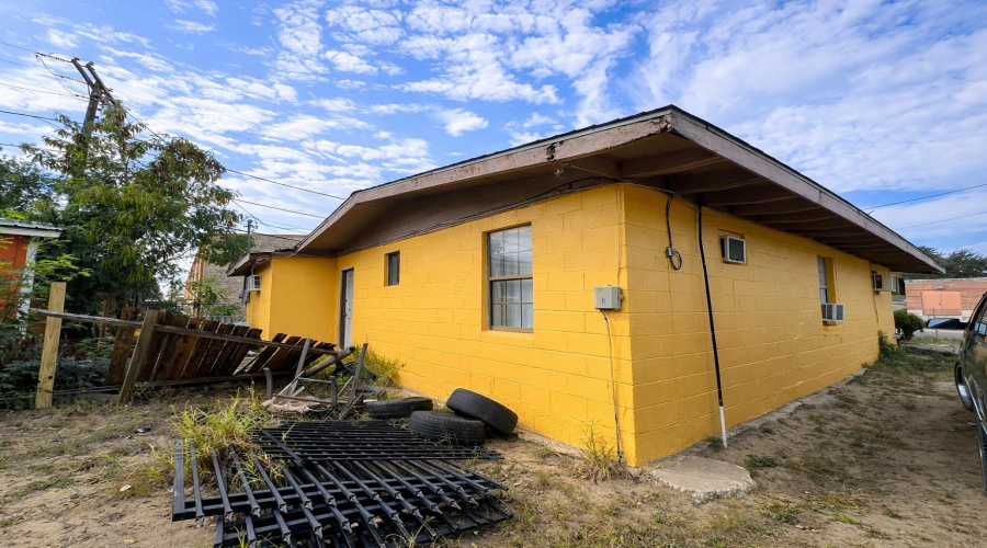 509 B Glenn St, Zapata, Texas 78076, 3 Bedrooms Bedrooms, 5 Rooms Rooms,1 BathroomBathrooms,Residential,For Sale,509 B Glenn St,20260237