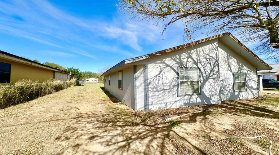 606 E North Ave, HEBBRONVILLE, Texas 78361-0000, 4 Bedrooms Bedrooms, 6 Rooms Rooms,2 BathroomsBathrooms,Residential,For Sale,606 E North Ave,20260254