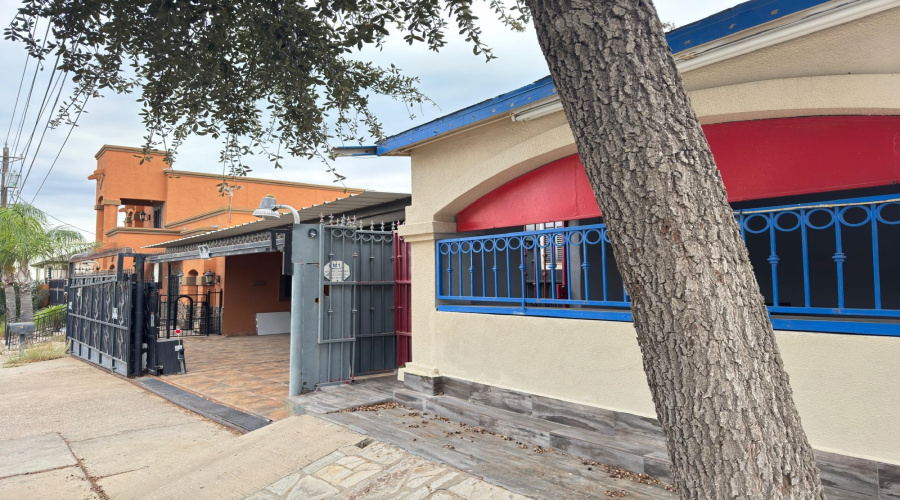 2420 Zacatecas St, Laredo, Texas 78046, 1 Room Rooms,4 BathroomsBathrooms,Commercial retail/office,For Sale,2420 Zacatecas St,20260263