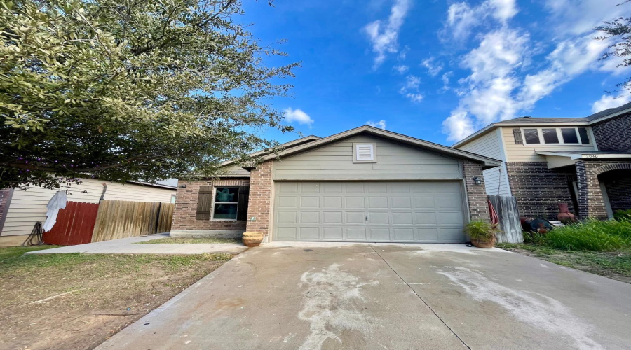 2038 Port Miami St, LAREDO, Texas 78045-0000, 3 Bedrooms Bedrooms, 4 Rooms Rooms,2 BathroomsBathrooms,Residential,For Sale,2038 Port Miami St,20260260