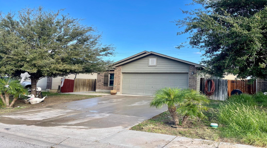 2038 Port Miami St, LAREDO, Texas 78045-0000, 3 Bedrooms Bedrooms, 4 Rooms Rooms,2 BathroomsBathrooms,Residential,For Sale,2038 Port Miami St,20260260