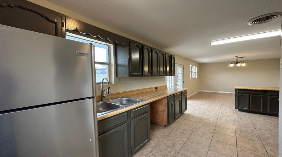 1006 Laurel Dr, Laredo, Texas 78045, 4 Bedrooms Bedrooms, 5 Rooms Rooms,2 BathroomsBathrooms,Residential,For Rent,1006 Laurel Dr,20260261