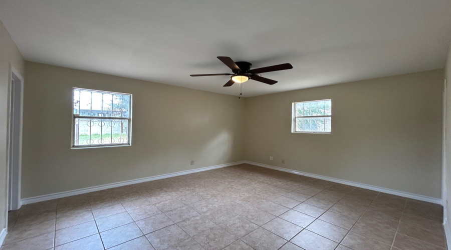 1006 Laurel Dr, Laredo, Texas 78045, 4 Bedrooms Bedrooms, 5 Rooms Rooms,2 BathroomsBathrooms,Residential,For Rent,1006 Laurel Dr,20260261