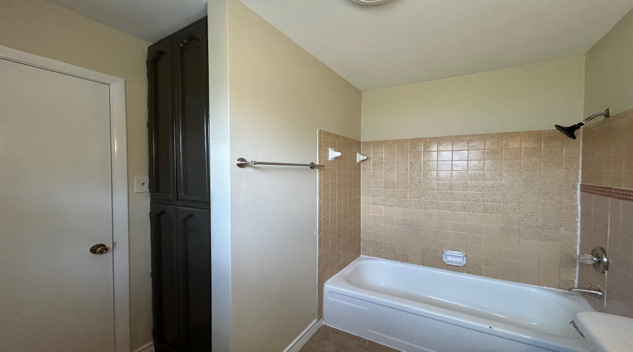 1006 Laurel Dr, Laredo, Texas 78045, 4 Bedrooms Bedrooms, 5 Rooms Rooms,2 BathroomsBathrooms,Residential,For Rent,1006 Laurel Dr,20260261