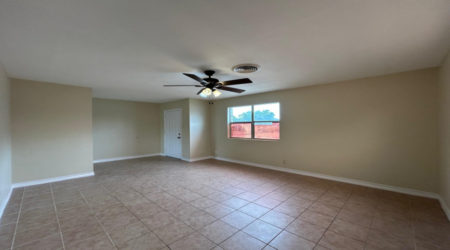 1006 Laurel Dr, Laredo, Texas 78045, 4 Bedrooms Bedrooms, 5 Rooms Rooms,2 BathroomsBathrooms,Residential,For Rent,1006 Laurel Dr,20260261