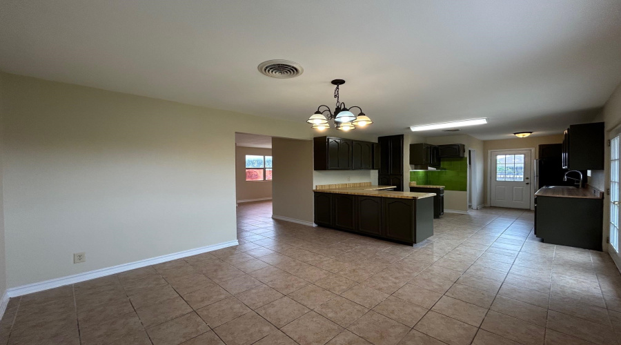 1006 Laurel Dr, Laredo, Texas 78045, 4 Bedrooms Bedrooms, 5 Rooms Rooms,2 BathroomsBathrooms,Residential,For Rent,1006 Laurel Dr,20260261