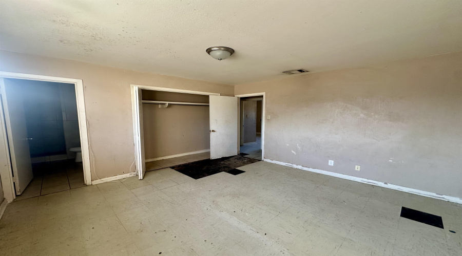 704 W Banyan Ct W, Laredo, Texas 78041, 3 Bedrooms Bedrooms, 5 Rooms Rooms,2 BathroomsBathrooms,Residential,For Sale,704 W Banyan Ct W,20260265