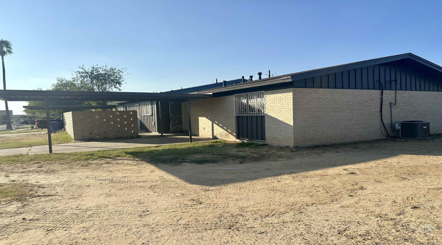 704 W Banyan Ct W, Laredo, Texas 78041, 3 Bedrooms Bedrooms, 5 Rooms Rooms,2 BathroomsBathrooms,Residential,For Sale,704 W Banyan Ct W,20260265