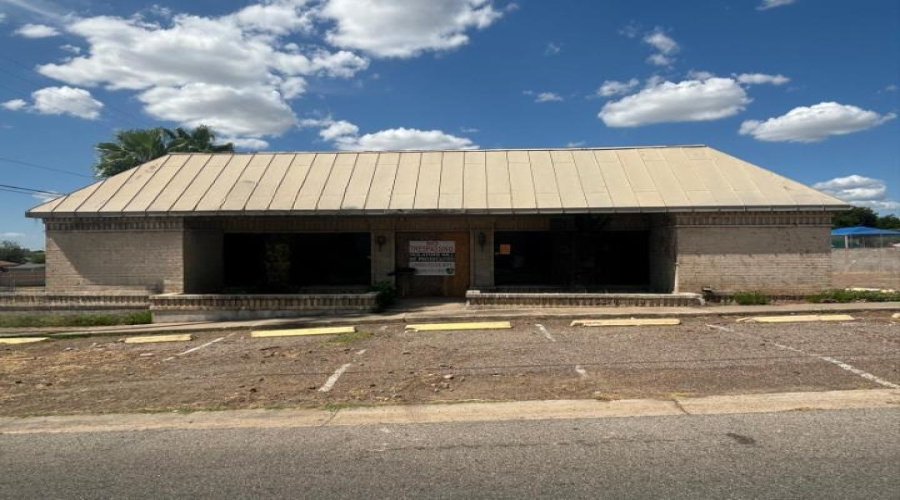 702 Galveston St, Laredo, Texas 78040, 1 Room Rooms,3 BathroomsBathrooms,Commercial retail/office,For Sale,702 Galveston St,20260294
