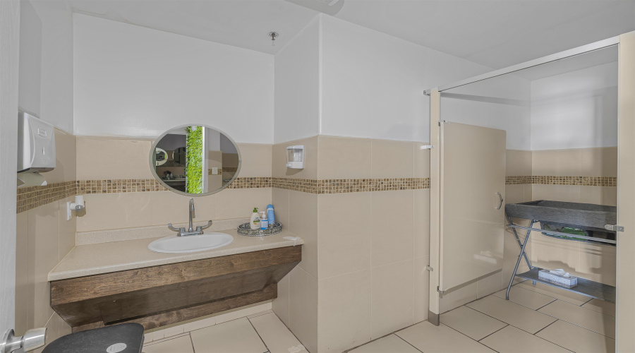 2311 Saturn Dr, Laredo, Texas 78041, 1 Room Rooms,4 BathroomsBathrooms,Commercial retail/office,For Rent,2311 Saturn Dr,20260307