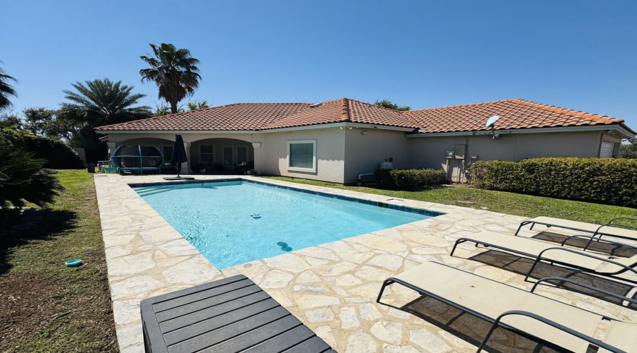 102 Cardinal Ln, Laredo, Texas 78045, 3 Bedrooms Bedrooms, 8 Rooms Rooms,2 BathroomsBathrooms,Residential,For Sale,102 Cardinal Ln,20260311