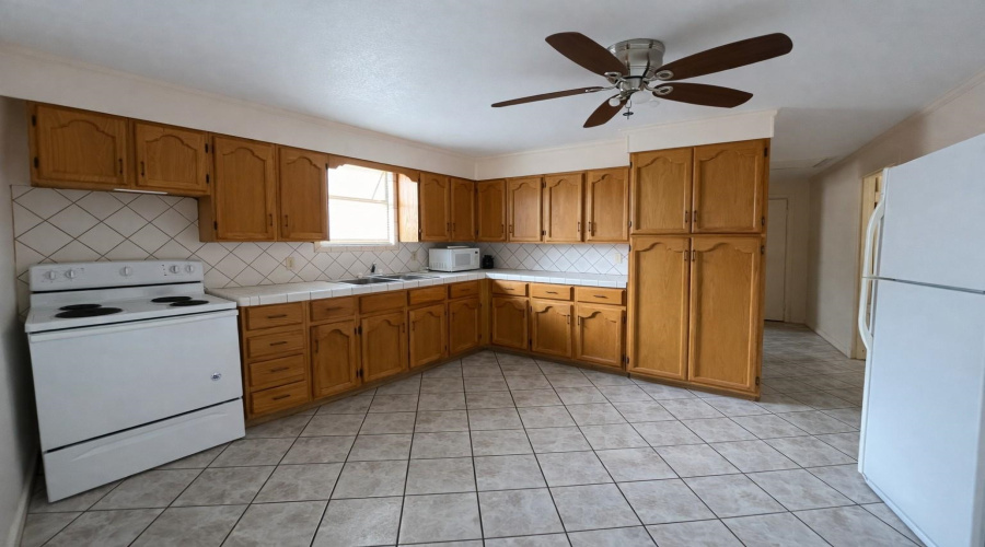 708 Elm St, Zapata, Texas 78076, 3 Bedrooms Bedrooms, 7 Rooms Rooms,2 BathroomsBathrooms,Residential,For Sale,708 Elm St,20260320