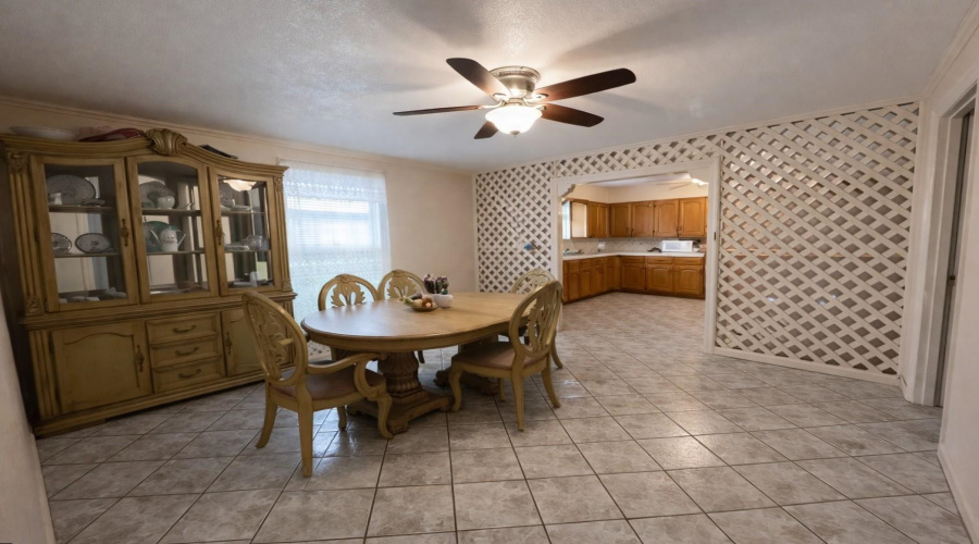 708 Elm St, Zapata, Texas 78076, 3 Bedrooms Bedrooms, 7 Rooms Rooms,2 BathroomsBathrooms,Residential,For Sale,708 Elm St,20260320