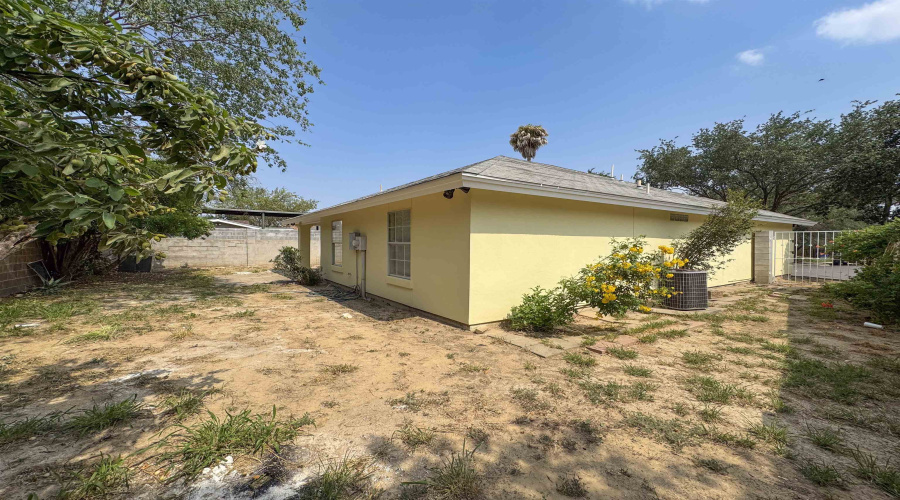304 Anthony Ln, Laredo, Texas 78046, 3 Bedrooms Bedrooms, 5 Rooms Rooms,2 BathroomsBathrooms,Residential,For Sale,304 Anthony Ln,20252313