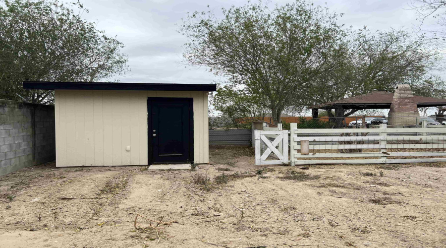 404 Morales, El Cenizo, Texas 78046-0000, 3 Bedrooms Bedrooms, 5 Rooms Rooms,2 BathroomsBathrooms,Residential,For Sale,404 Morales,20260332