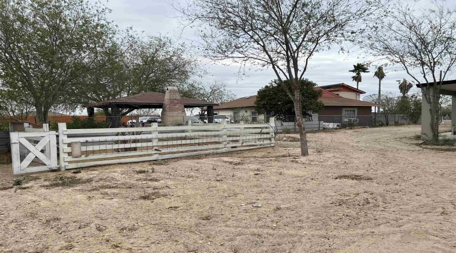 404 Morales, El Cenizo, Texas 78046-0000, 3 Bedrooms Bedrooms, 5 Rooms Rooms,2 BathroomsBathrooms,Residential,For Sale,404 Morales,20260332