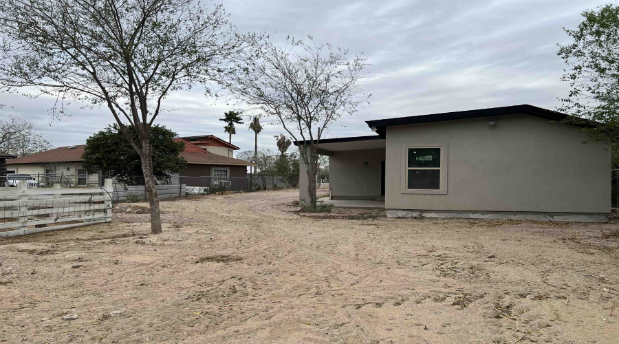 404 Morales, El Cenizo, Texas 78046-0000, 3 Bedrooms Bedrooms, 5 Rooms Rooms,2 BathroomsBathrooms,Residential,For Sale,404 Morales,20260332