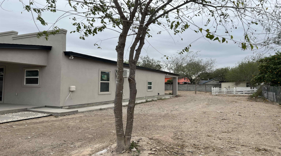 404 Morales, El Cenizo, Texas 78046-0000, 3 Bedrooms Bedrooms, 5 Rooms Rooms,2 BathroomsBathrooms,Residential,For Sale,404 Morales,20260332