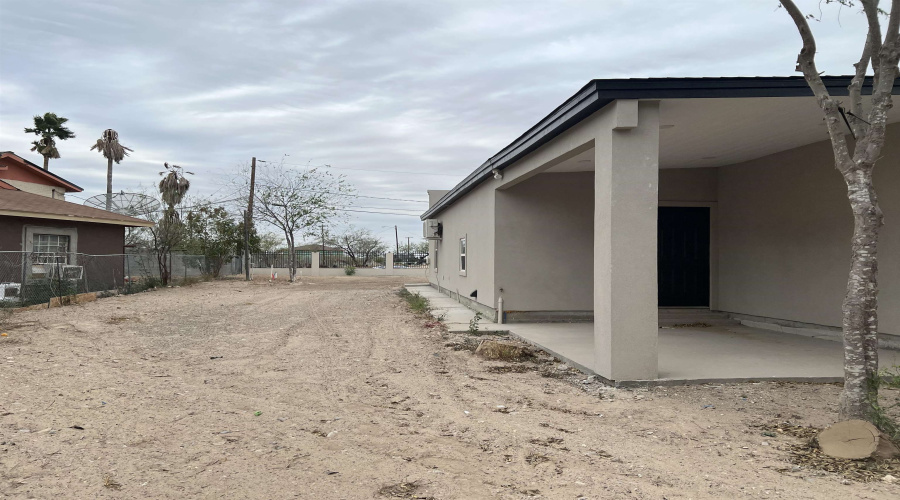 404 Morales, El Cenizo, Texas 78046-0000, 3 Bedrooms Bedrooms, 5 Rooms Rooms,2 BathroomsBathrooms,Residential,For Sale,404 Morales,20260332
