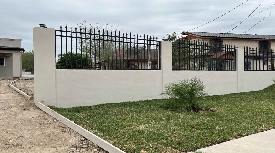 404 Morales, El Cenizo, Texas 78046-0000, 3 Bedrooms Bedrooms, 5 Rooms Rooms,2 BathroomsBathrooms,Residential,For Sale,404 Morales,20260332